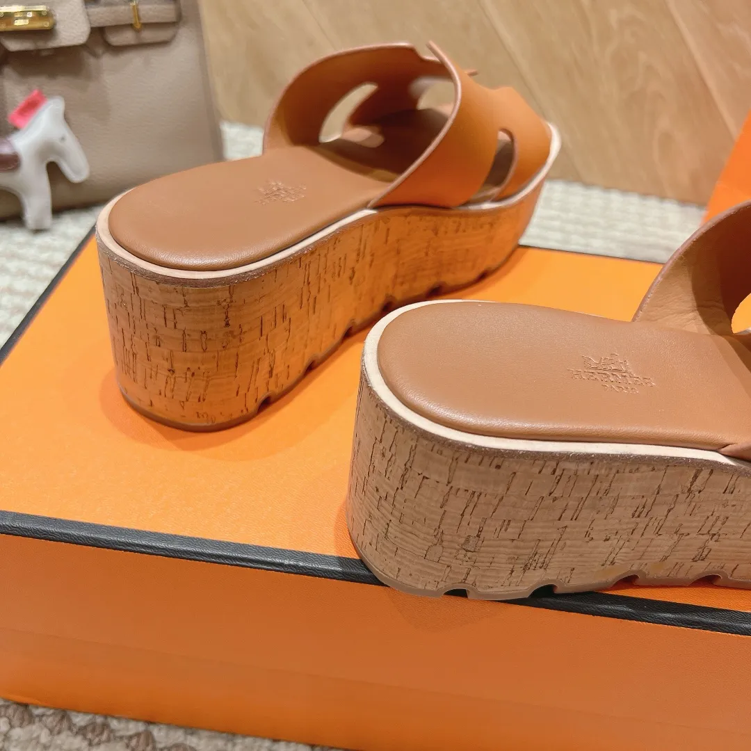 👟👟Ex-factory price 540👟👟 High version of the 2024 spring and summer new HERMES Hermès counter new style. The wedge-heeled Erjiu sandals and slippers, which have been extremely popular recently, are paired with various colorful socks. They are very trendy. Upper: cowhide. Outsole: technological imitation wood sole. Heel height: about 7cm. Size: Female 35-41 (40/41 non-refundable and non-exchangeable)